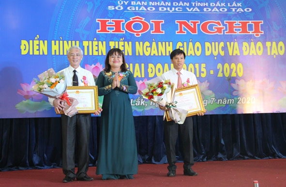  Thầy Lê Quang Nhân (bìa phải) được tặng  Huân chương Lao động  hạng Ba vì có thành tích  xuất sắc trong công tác  giáo dục và đào tạo  từ năm học 2014 - 2015  đến năm học  2018 - 2019.