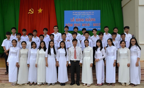 Thầy Lê Quang Nhân cùng các học trò tại lễ khai giảng năm học mới. (Ảnh nhân vật cung cấp)