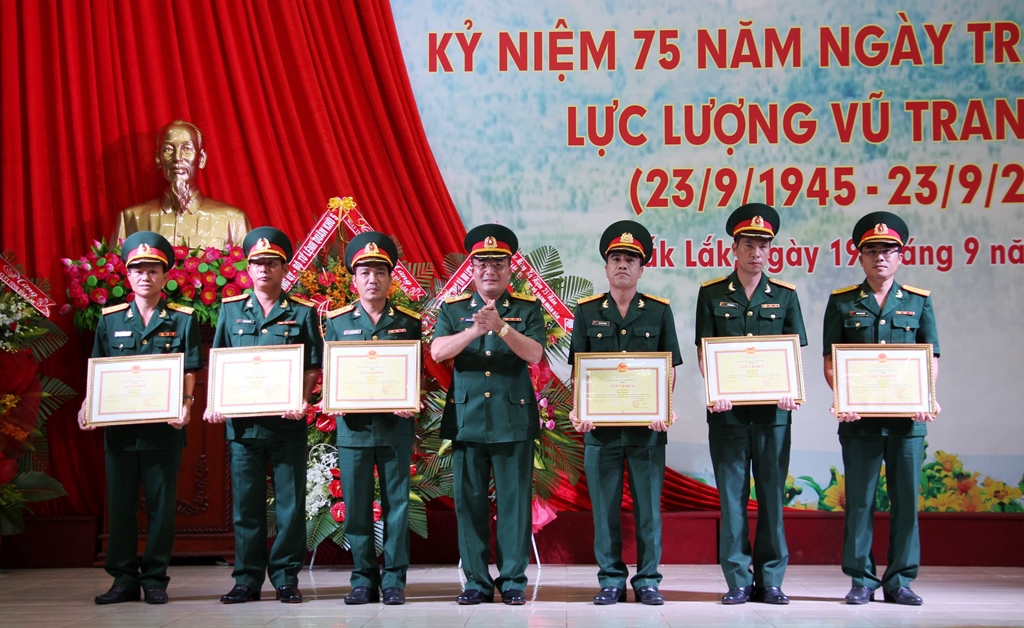 Thượng tá Trần Minh Trọng, Chính ủy Bộ Chỉ huy Quân sự tỉnh trao Giấy khen cho các tập thể đạt 