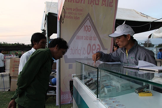 Người dân huyện Lắk tìm hiểu, chọn mua hàng công nghệ điện tử tại phiên chợ hàng Việt