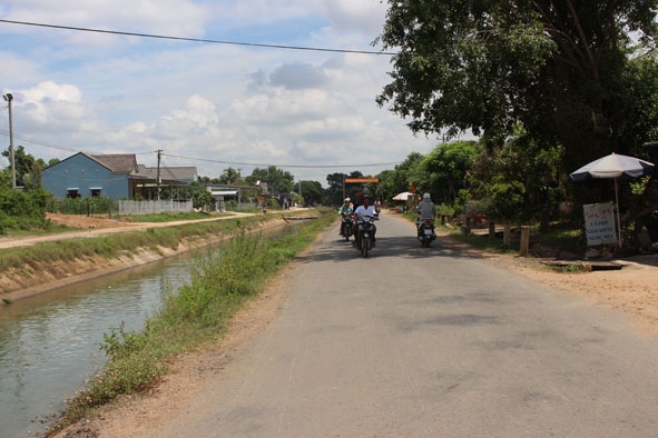 Hệ thống kênh mương, đường giao thông nông thôn được đầu tư, tạo điều kiện cho xã Ea Bung phát triển.