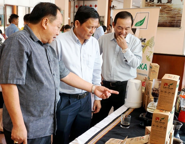 Phó Chủ tịch Thường trực UBND tỉnh Nguyễn Tuấn Hà (giữa) thăm gian trưng bày sản phẩm khởi nghiệp  tại Chương trình Đồng hành cùng doanh nghiệp.