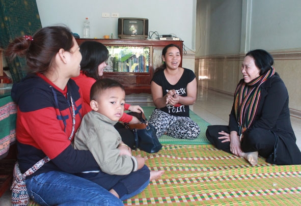 Bà Nguyễn Thị Ngọc Anh (bìa phải) thăm hỏi cuộc sống gia đình chị H'Nga Niê (buôn Kmrơng Prông B, xã Ea Tu).