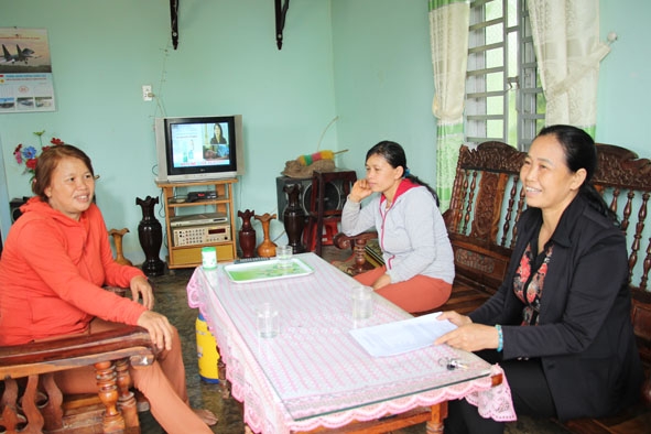Cán bộ Hội LHPN xã Ea Na (bìa phải) hướng dẫn hội viên phụ nữ thủ tục vay vốn ưu đãi.
