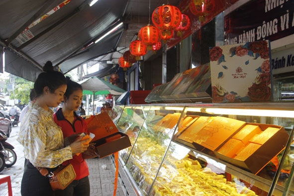 Khách hàng chọn mua bánh trung thu Hà Nội (trên đường Lê Hồng Phong).  