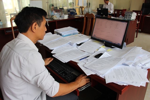 Cán bộ Chi cục Thuế khu vực Buôn Hồ - Krông Năng xử lý hồ sơ đất đai trên hệ thống