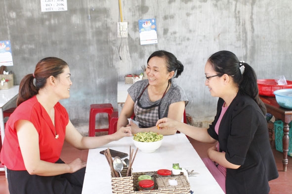 Cán bộ Hội Liên hiệp Phụ nữ thị xã Buôn Hồ và phường An Bình trao đổi, chia sẻ với chị Hồng (giữa)  về mô hình khởi nghiệp, khởi sự kinh doanh. 