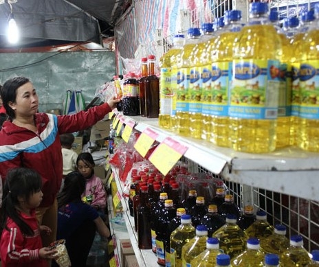 Người dân mua sắm tại phiên chợ hàng Việt về miền núi năm 2015 được tổ chức tại huyện Lắk.