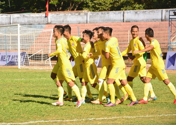 Các cầu thủ Câu lạc bộ bóng đá Đắk Lắk quyết tâm giành 1 điểm trước Bà Rịa Vũng Tàu.  