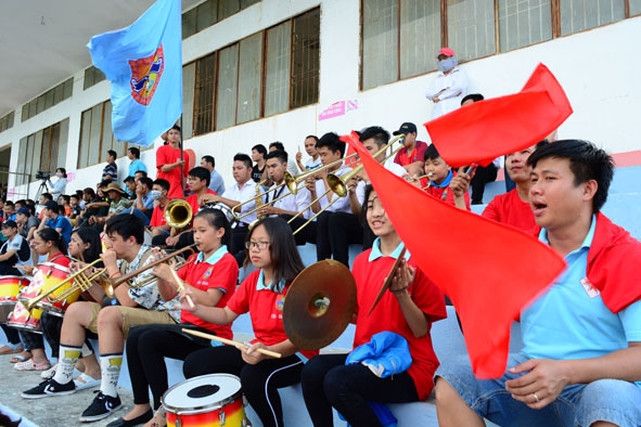 Ở vòng đấu 11, Cổ động viên đến sân theo dõi trận đấu giữa Câu lạc bộ bóng đá Đắk Lắk và Bà Rịa Vũng Tàu bắt buộc đeo khẩu trang theo quy định.