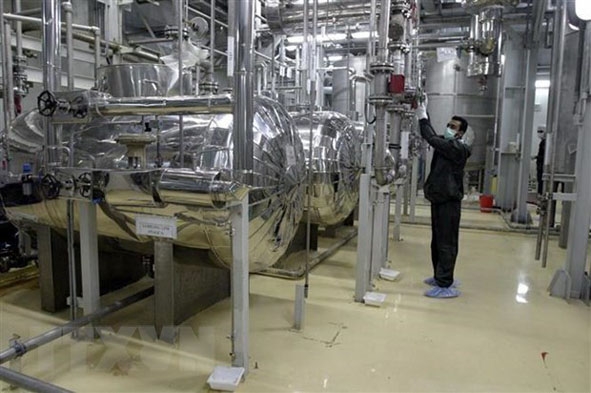 Kỹ thuật viên Iran làm việc tại nhà máy làm giàu urani ở Isfahan.   Ảnh: AFP/TTXVN