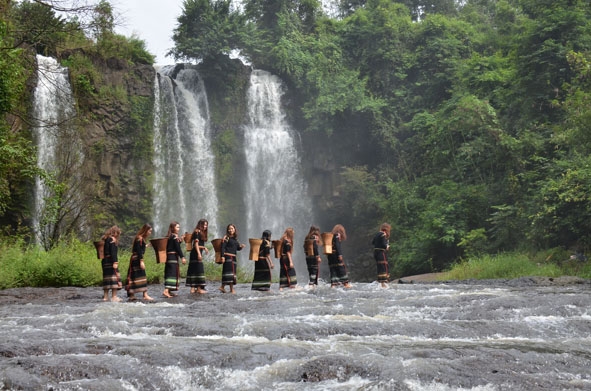 Danh thắng thác Drai Dlông, huyện Cư M'gar thu hút du khách bởi nét đẹp hoang sơ, kỳ vĩ.  Ảnh: Hữu Hùng