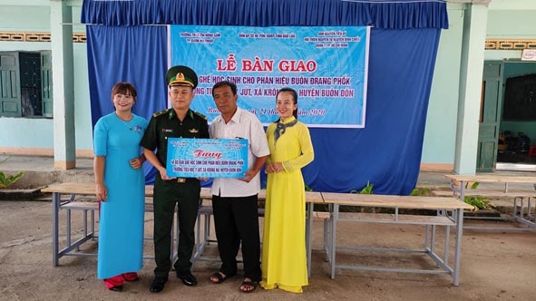 Thiếu tá Phạm Văn Hiếu, Chính trị viên Đồn Biên phòng Sêrêpốk trao tặng bàn ghế cho Trường tiểu học Y Jút.
