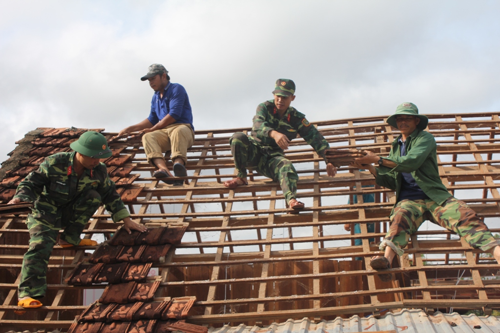 Các chiến sĩ lực lượng vũ trang huyện Ea Súp hỗ trợ khắc phục nhà của người dân bị hư hỏng do lốc xoáy (ảnh minh họa: Quỳnh Anh)