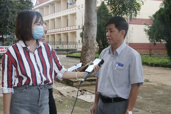 Bác sĩ Lê Phúc, Phó Giám đốc Trung tâm Kiểm soát bệnh tật tỉnh  trả lời phỏng vấn của các phóng viên. 