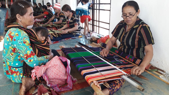 Phụ nữ  dân tộc  thiểu số  gìn giữ  nghề dệt truyền thống. 
