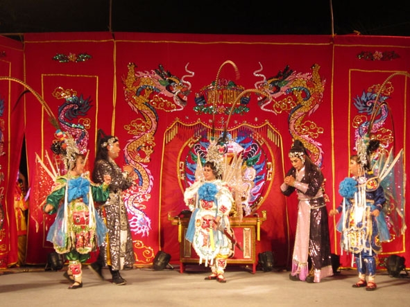 NSƯT Ngọc Khanh (giữa), Trưởng Đoàn hát bội - cải lương tuồng cổ Ngọc Khanh trong một lần đến Huế biểu diễn hát bội. 