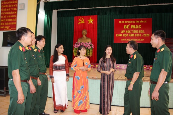 Thượng tá Trần Minh Trọng (thứ hai, bên phải) cùng các giáo viên, học viên trao đổi về việc học tiếng Êđê.
