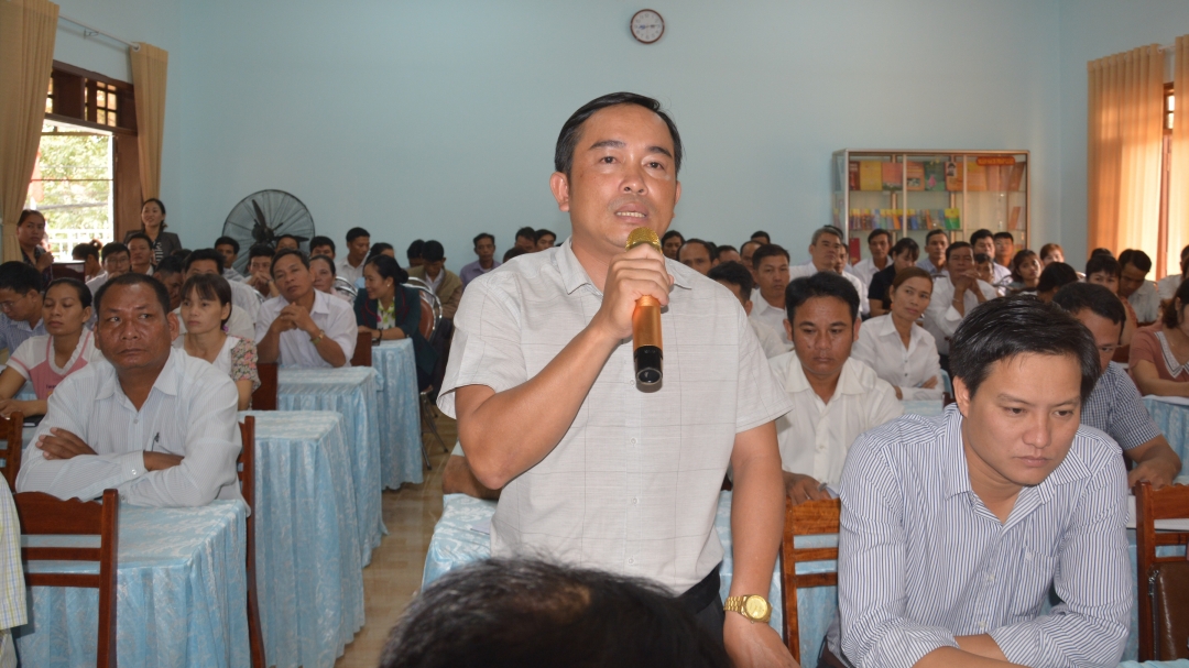 Cử tri huyện Lắk phát biểu ý kiến.