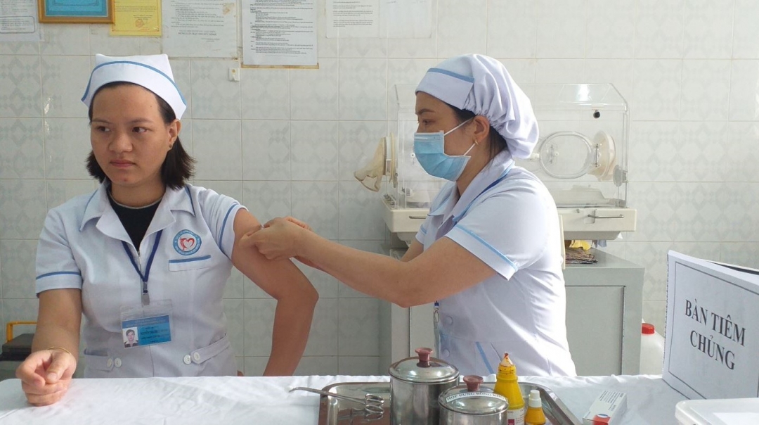 Nhân viên Trung tâm Y tế huyện Krông Năng tiêm vắc xin cúm mùa năm 2019.( Ảnh tư liệu)
