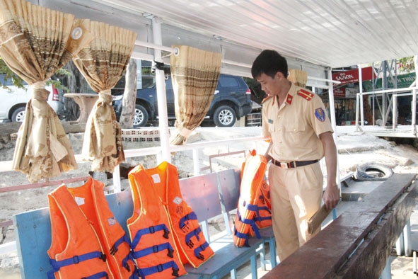 Lực lượng CSGT huyện Lắk kiểm tra các điều kiện bảo đảm an toàn trên thuyền chở khách du lịch tại hồ Lắk. 