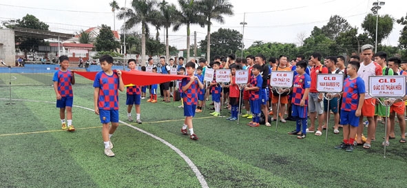 Giải bóng đá mini thị trấn Phước An (huyện Krông Pắc) mở rộng lần thứ IV chào mừng Đại hội đại biểu  Đảng bộ tỉnh Đắk Lắk lần thứ XVII.  Ảnh: T. Hường