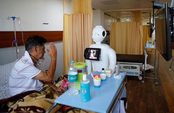 Robot giúp bệnh nhân Covid-19 trò chuyện  với người thân.