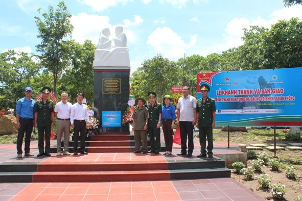 Công trình tượng đài Bác Hồ với chiến sĩ biên phòng tại Đồn Biên phòng Bo Heng.  		     			                        Ảnh: Nguyễn Dân