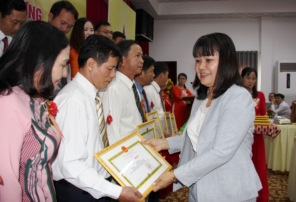 Đồng chí H'Yim Kđoh trao Bằng khen của UBND tỉnh tặng các cá nhân