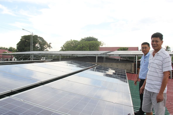 Nhiều người dân thị trấn Ea Súp đã đầu tư lắp đặt hệ thống điện mặt trời mái nhà. 