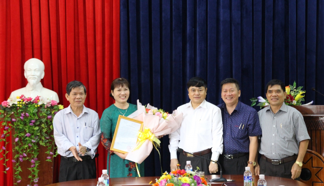 Phó Bí thư Thường trực Tỉnh ủy Phạm Minh Tấn và đại diện lãnh đạo các ban xây dựng Đảng chúc mừng đồng chí Đoàn Thị Biên.