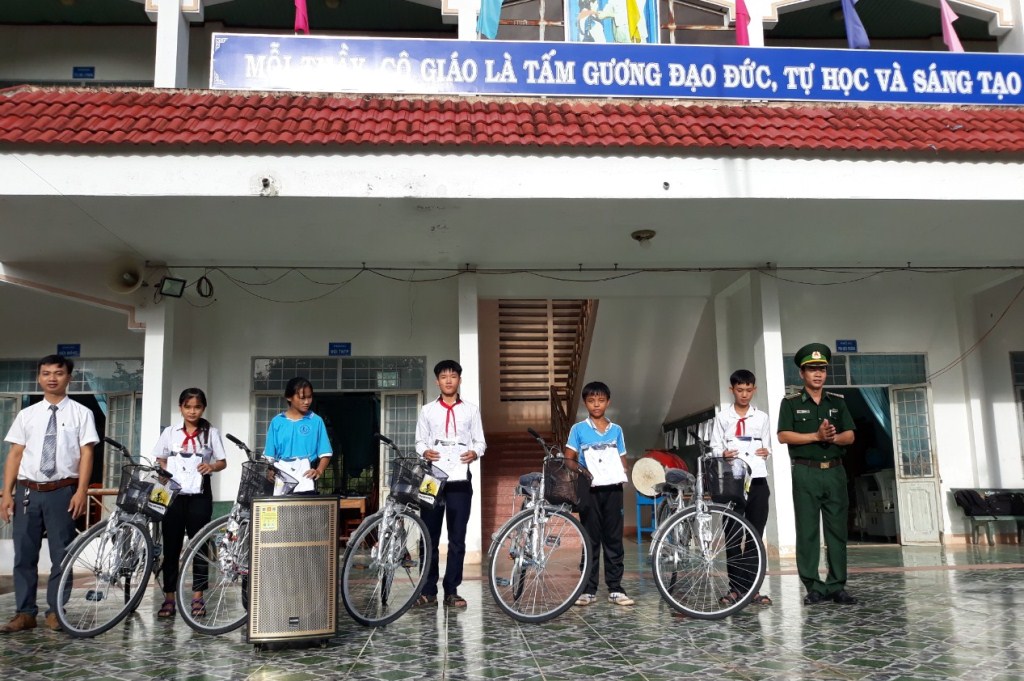 Đại diện đơn vị tặng xe đạp cho các em học sinh trường THCS Trần Hưng Đạo