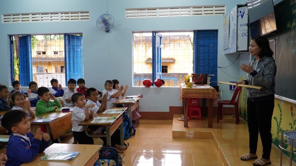 Giáo viên hướng dẫn học sinh lớp 1, Trường Tiểu học Lê Lợi (huyện Cư M'gar) làm quen với mônTiếng Việt.   Ảnh: N.Quỳnh