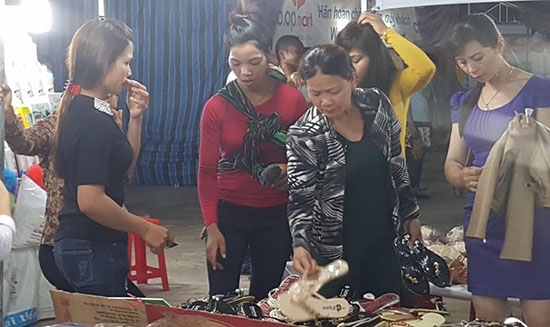 Người dân mua hàng tại Phiên chợ đưah àng Việt về miền núi tổ chức tại huyện Ea Kar năm 2018