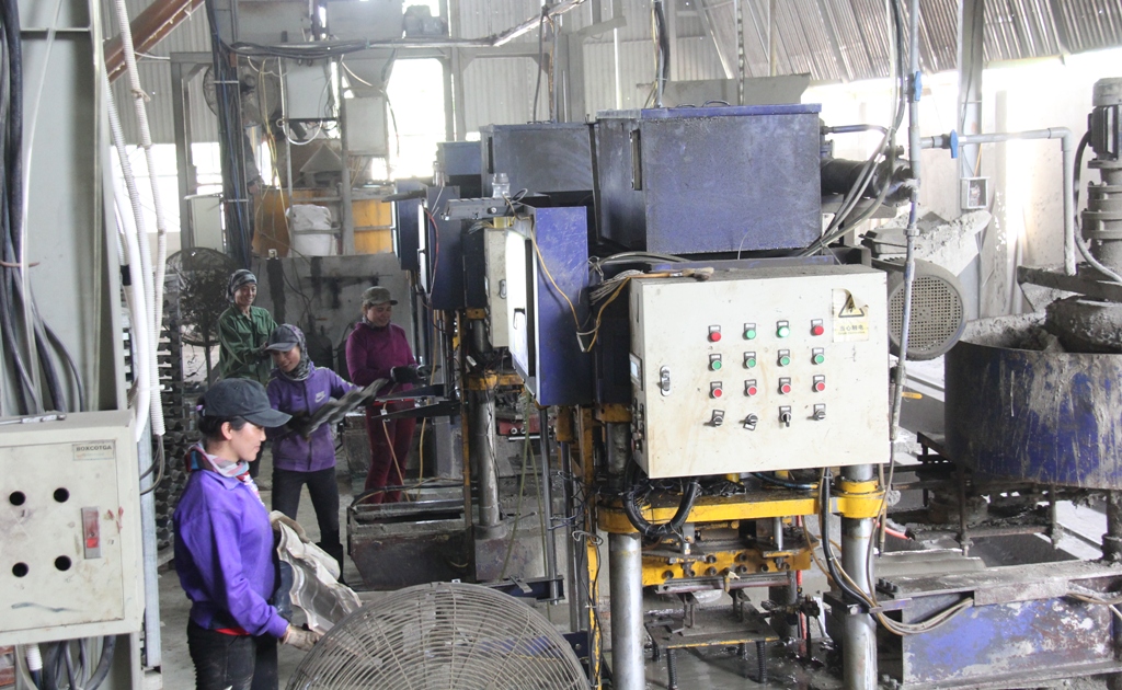 Người lao động tại một cơ sở sản xuất trên địa bàn huyện Ea Kar