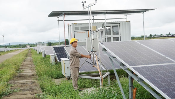 Công nhân Cụm nhà máy điện mặt trời Sêrêpốk 1 và Quang Minh (thôn 9, xã Ea Wer, huyện Buôn Đôn) kiểm tra thiết bị quan trắc.