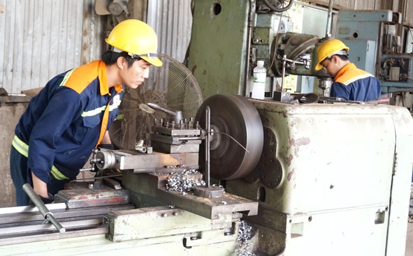 Công nhân Công ty Cổ phần Thép Đông Nam Á gia công chi tiết máy.