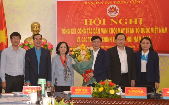 Đồng chí Trương Thị Mai (thứ ba từ trái sang), Ủy viên Bộ Chính trị, Bí thư Trung ương Đảng, Trưởng Ban Dân vận Trung ương  và các đồng chí lãnh đạo tại Hội nghị tổng kết công tác dân vận khối MTTQ năm 2019 tổ chức tại tỉnh Đắk Lắk. 