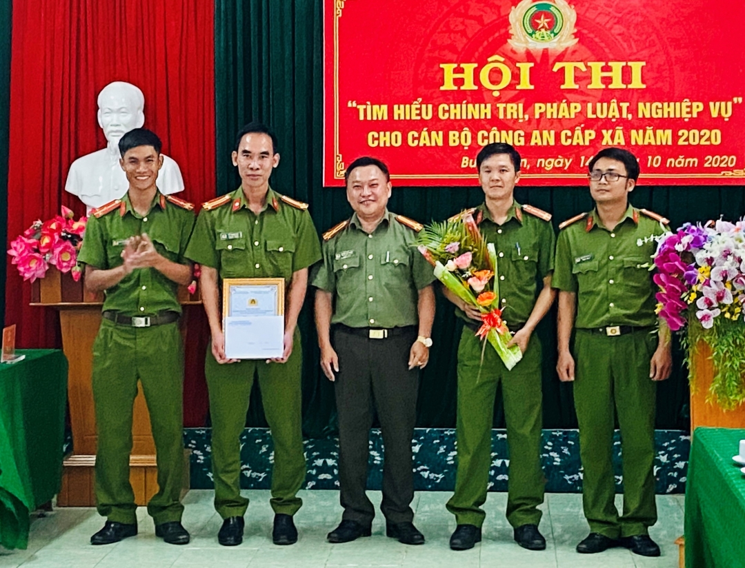 Ban tổ chức trao giải Nhất cho công an xã Tân Hòa.