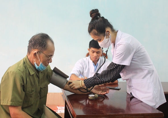 Y, bác sĩ khám bệnh cho người dân xã Cư Êwi, huyện Cư Kuin. 