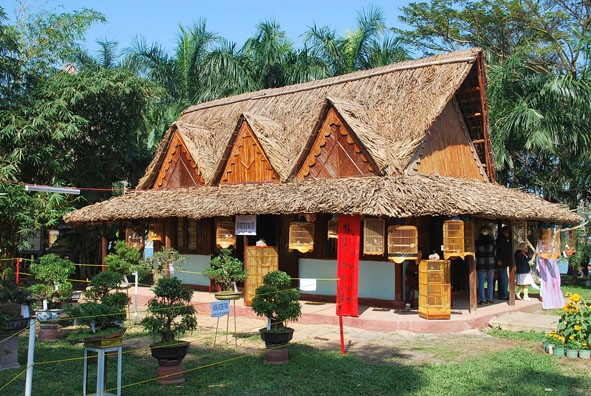 Một ngôi nhà làm từ dừa nước.  