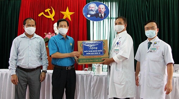 Chủ tịch LĐLĐ tỉnh Nguyễn Công Bảo (thứ hai từ trái sang) trao khẩu trang kháng khuẩn tặng Bệnh viện Đa khoa TP. Buôn Ma Thuột.