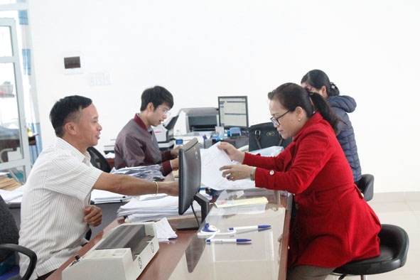 Cán bộ BHXH huyện Krông Ana giải quyết các thủ tục bảo hiểm cho người dân.