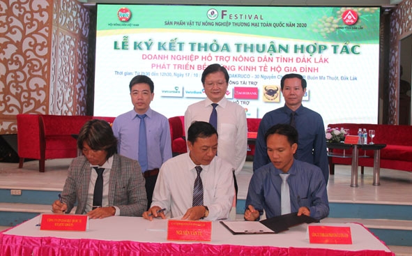 Đại diện các doanh nghiệp và Hội Nông dân tỉnh Đắk Lắk ký kết hợp tác tiêu thụ sản phẩm nông nghiệp  của nông dân Đắk Lắk.  