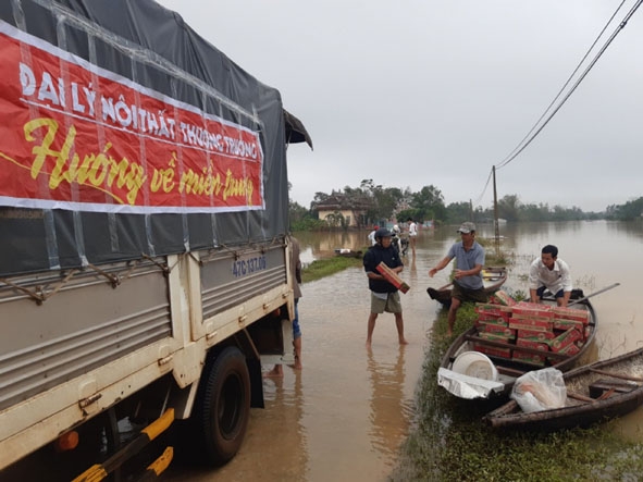 Người dân xã Quảng Phú, huyện Quảng Điền, tỉnh Thừa Thiên - Huế chèo thuyền ra nhận quà hỗ trợ. (Ảnh nhân vật cung cấp) 
