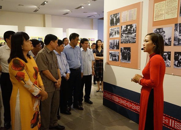 Các đồng chí lãnh đạo tỉnh và đại biểu khách mời tham quan triển lãm. 