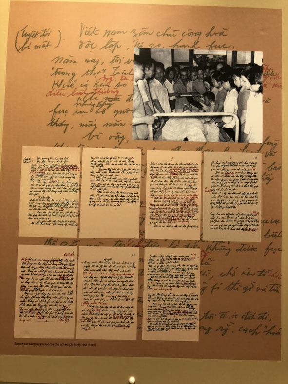 Hình ảnh bút tích các bản thảo Di chúc của Chủ tịch Hồ Chí Minh (1965 – 1969) trưng bày tại triển lãm.