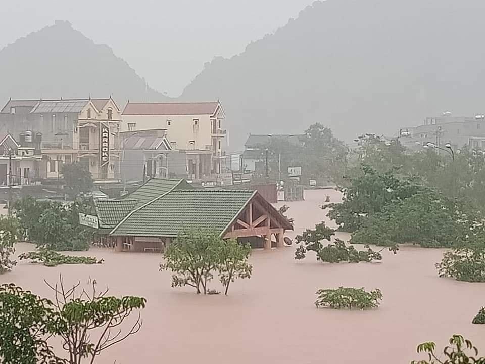 Nhiều tuyến phố ở tỉnh Quảng Bình chìm ngập trong nước lũ. Ảnh: Phan Tứ 