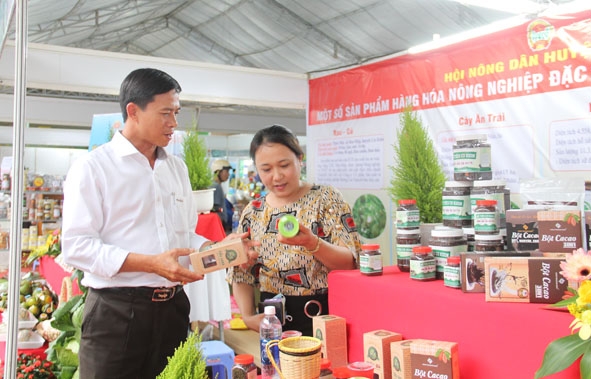 Đại diện Hội Nông dân huyện Cư Kuin giới thiệu sản phẩm tiêu đỏ cho khách tham quan.