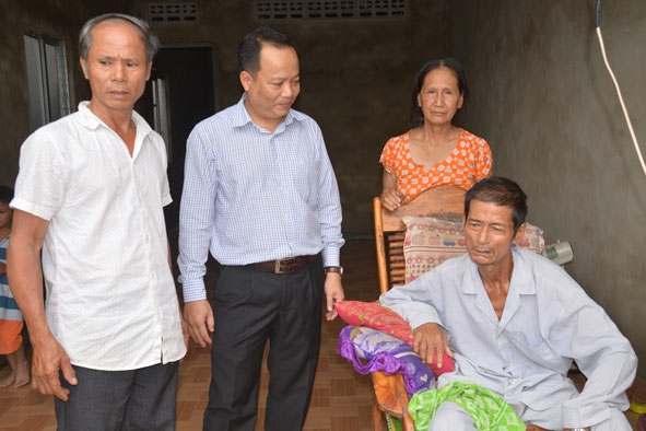 Lãnh đạo Mặt trận Tổ quốc Việt Nam huyện Buôn Đôn thăm, động viên và kiểm tra ngôi nhà Đại đoàn kết của gia đình ông Nguyễn Bồng (bìa phải).